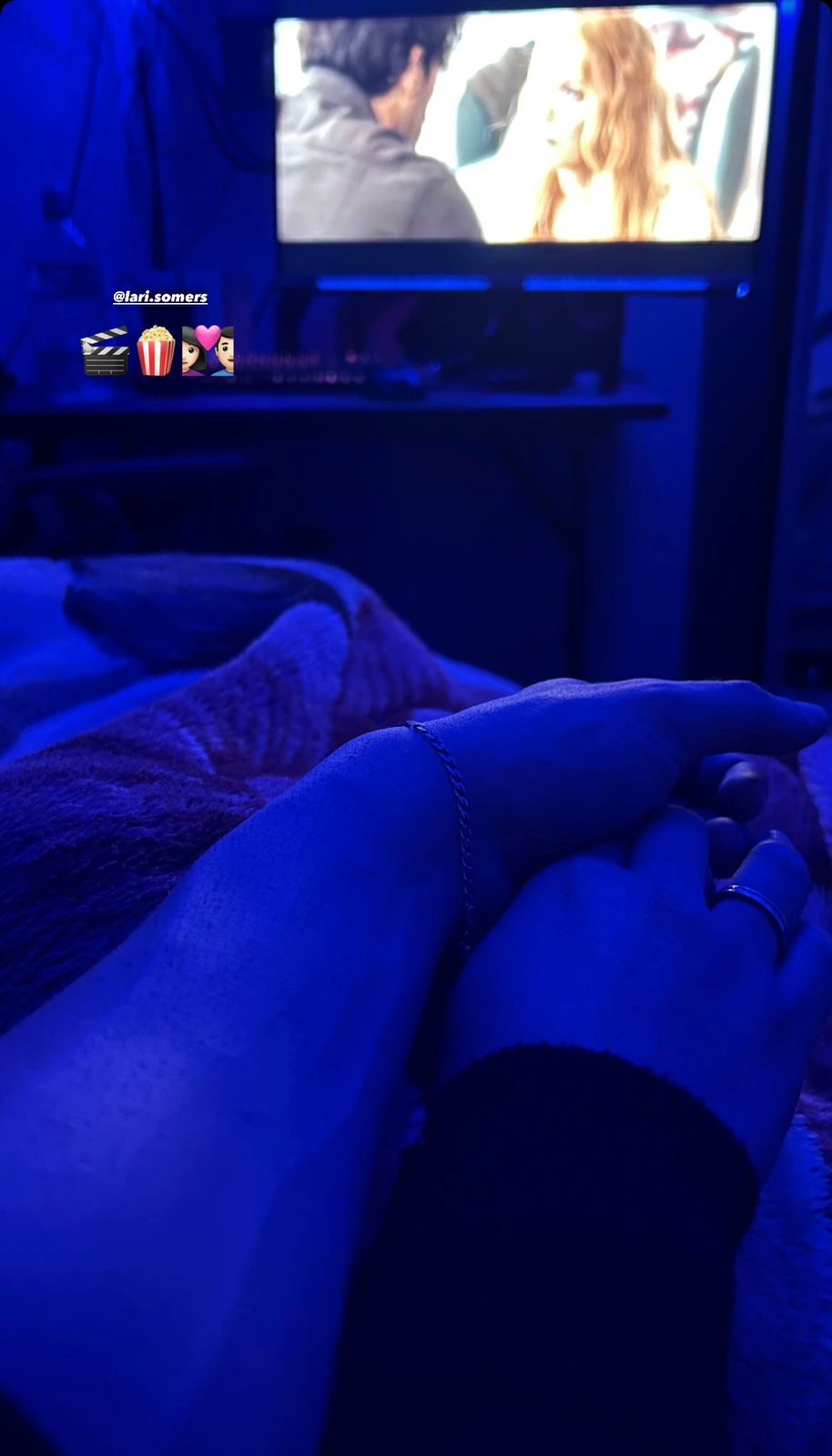Os dias em casa com você, assistindo filmes, séries ou desenhos, são especiais de um jeito simples. Entre risadas, cochilos e abraços, percebo que não preciso de mais nada. Só você ali do meu lado já faz tudo valer a pena.